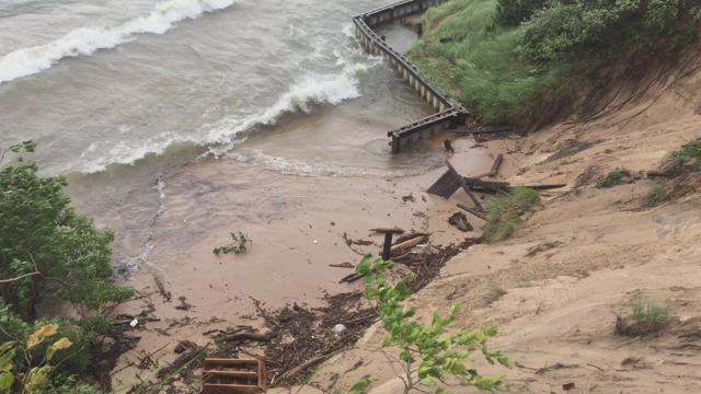 Cottage On The Verge Of Falling Into Lake Michigan 13newsnow Com